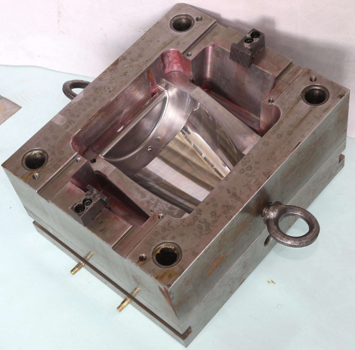 三線立式加工中心850plus-摩托車頭盔模具加工案例(圖1) 三線立式加工中心850plus-摩托車頭盔模具加工案例(圖1)